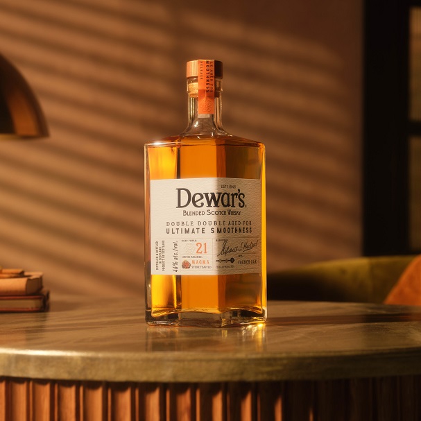 Dewar's Double Double 21 Yere Old Stone Toasted Lifestyle bottle