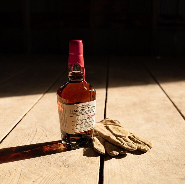 Makers Mark Wood Finish Series Bourbon Whisky Keepers Release Bottle And Gloves-Still-S01